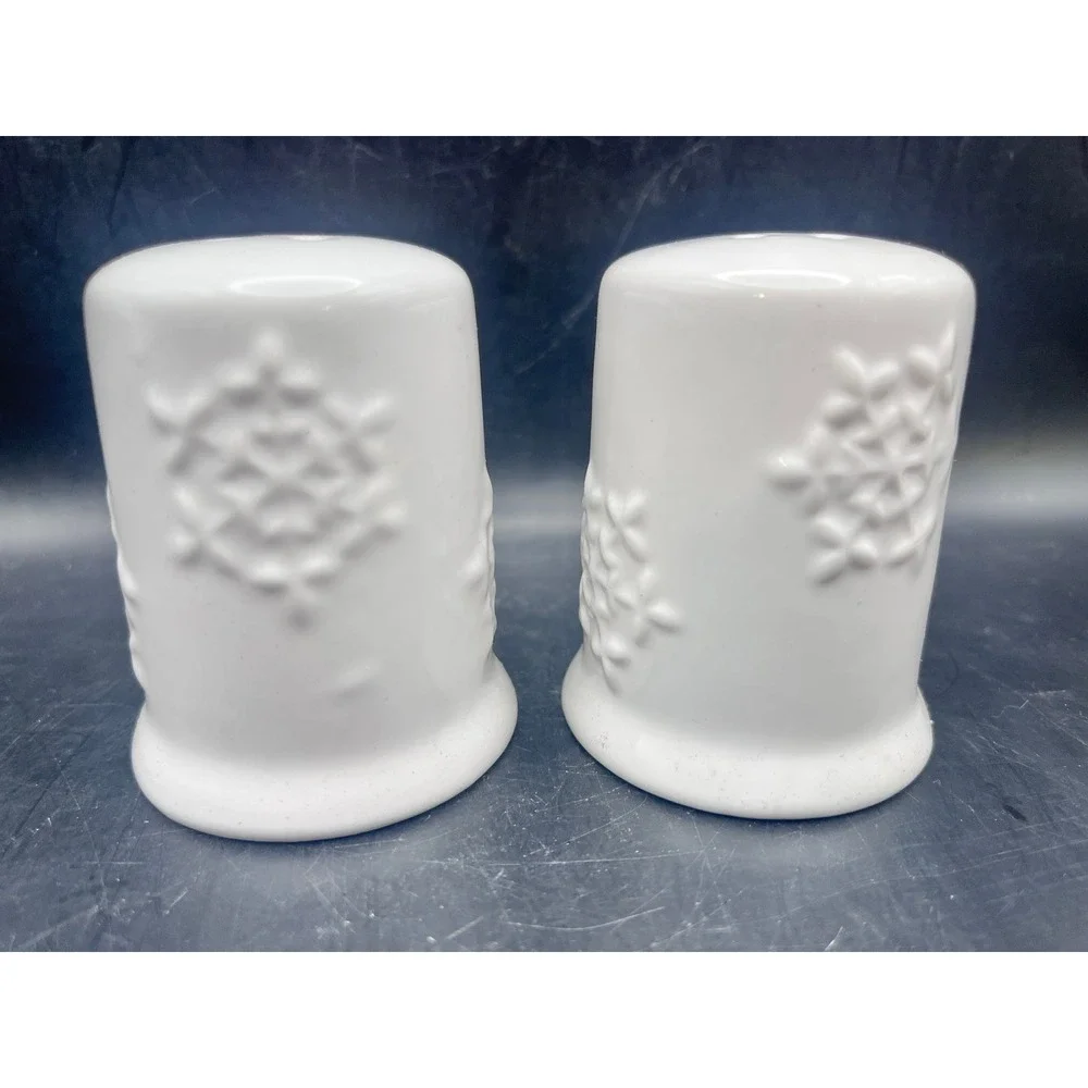 White Ceramic Snowflake Salt Pepper‎ Shaker Set Winter Holiday Decor Seasonal